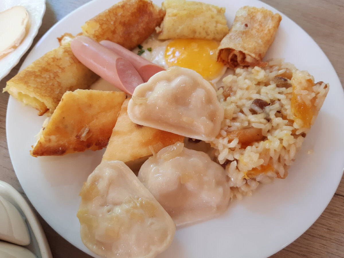 у мужа сладкий плов с сухофруктами, вареники с картошкой, творожная запеканка, сосиски, яичница, финский блин