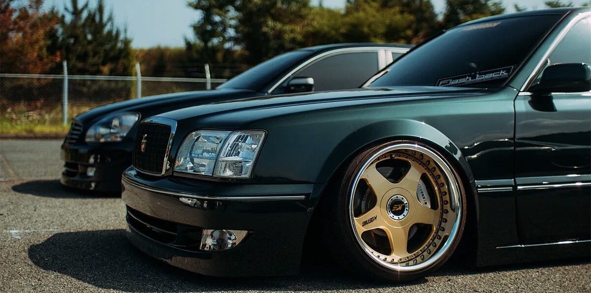 Crown Majesta s150 stance