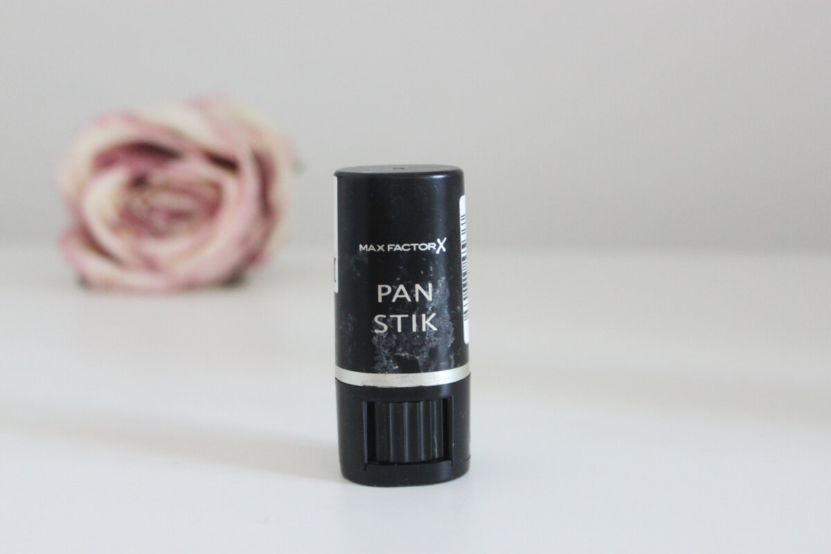 Будь проклят Wildberries и их мерзкие липучие стикеры, которые невозможно оттереть. И да, на фото тональный крем в стике Max Factor Pan Stick, в оттенке Light.