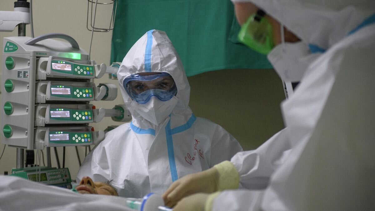    Медицинские работники оказывают помощь пациенту с COVID-19 в отделении реанимации и интенсивной терапии городской клинической больнице № 52© РИА Новости / Илья Питалев