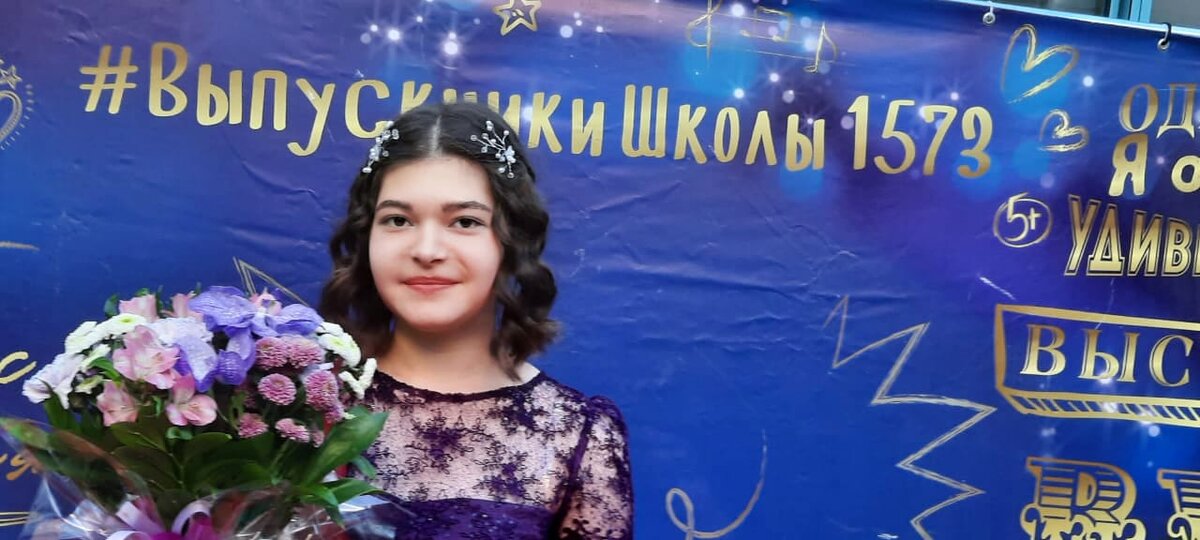 Настя Старцева, счастливая выпускница 2022 года и уже студентка первого курса Литературного института 