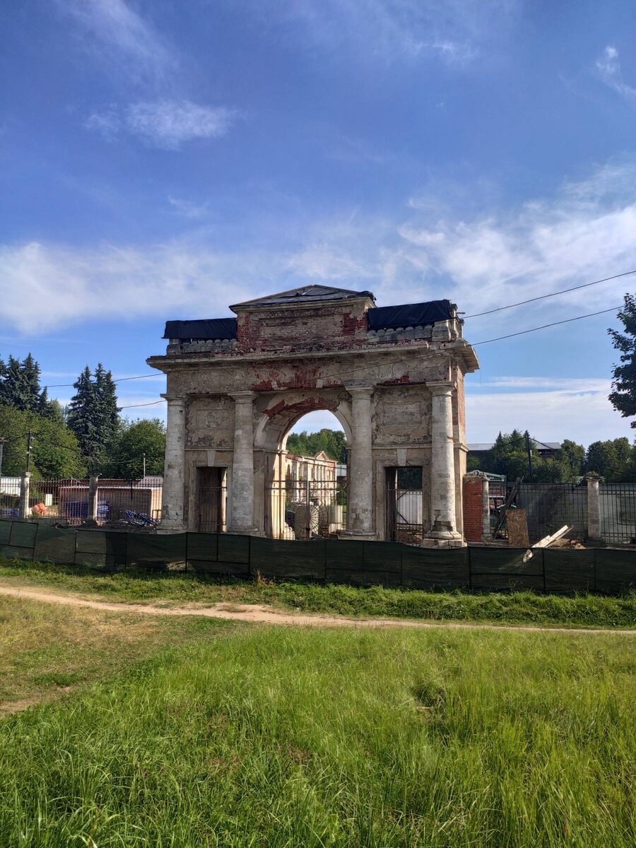 Бывшие парадные въездные ворота, Триумфальная арка