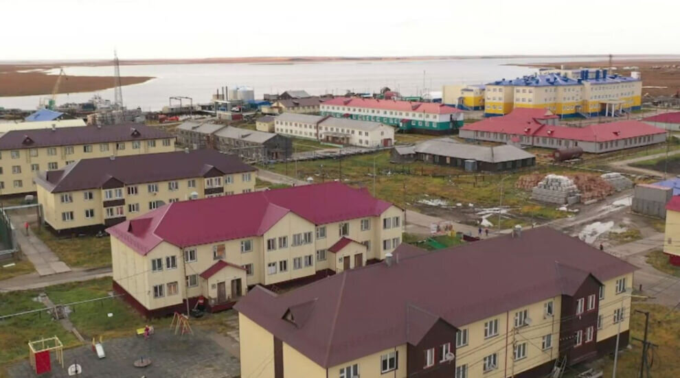    В поселке Гыда монтируют фасады новой участковой больницы