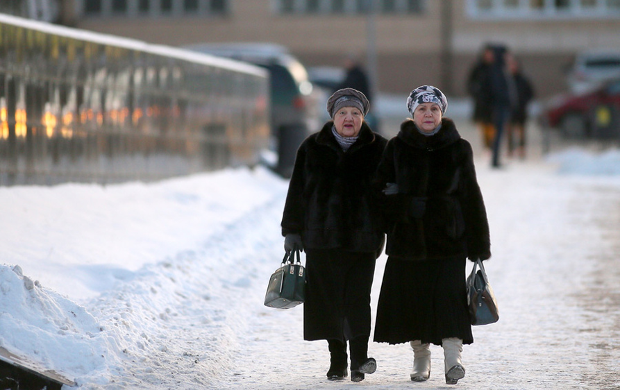 Женщинам увеличили пенсионный возраст до 63. Пенсионер с квитанцией. С 1 января пенсионеры получат. Выплаты старикам. Пенсия в России.