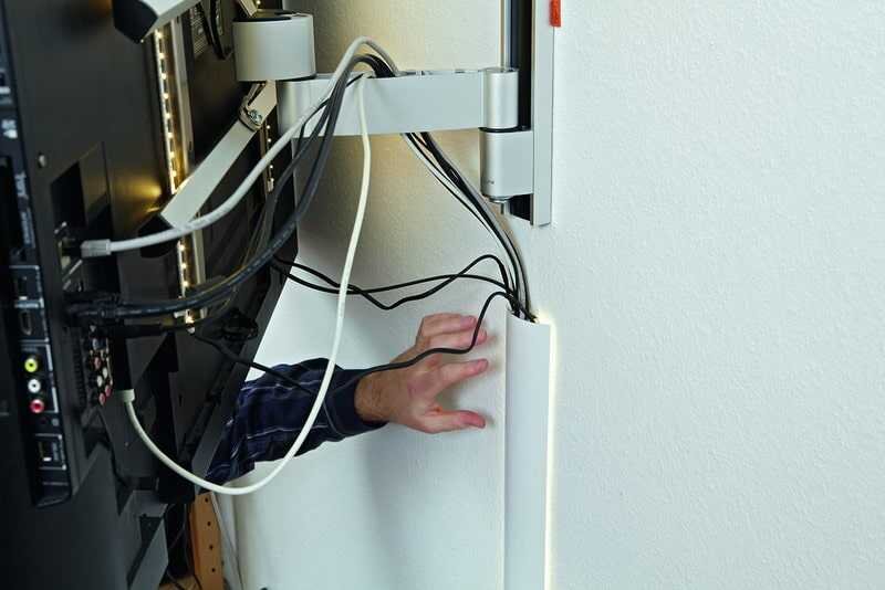 Incluso un interior bien diseñado pierde su encanto cuando nuestra mirada se posa en la maraña de cables debajo de la mesa o en los cables que suben por las paredes o cuelgan de la parte posterior del televisor.-8