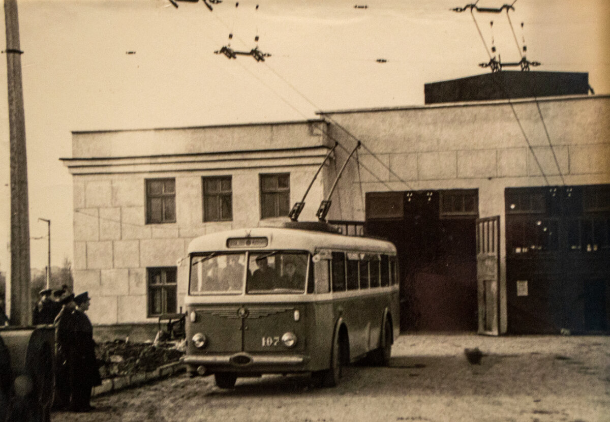 Открытие движения в Симферополе, троллейбус Škoda 8Tr8 №107, Симферопольский троллейбусный парк, 6 октября 1959 год. Фото из музея ГУП РК "Крымтроллейбус".