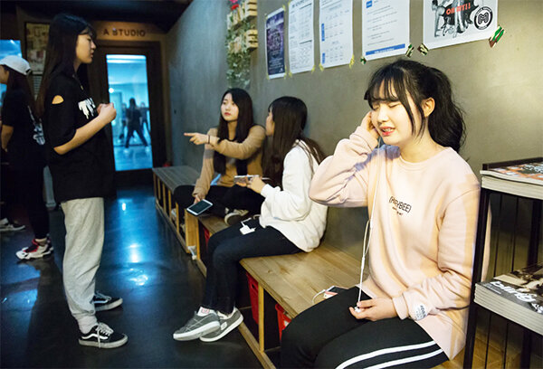 13-летняя подающая надежды Чу Дан-би тренирует свои вокальные данные в перерывах между занятиями танцами