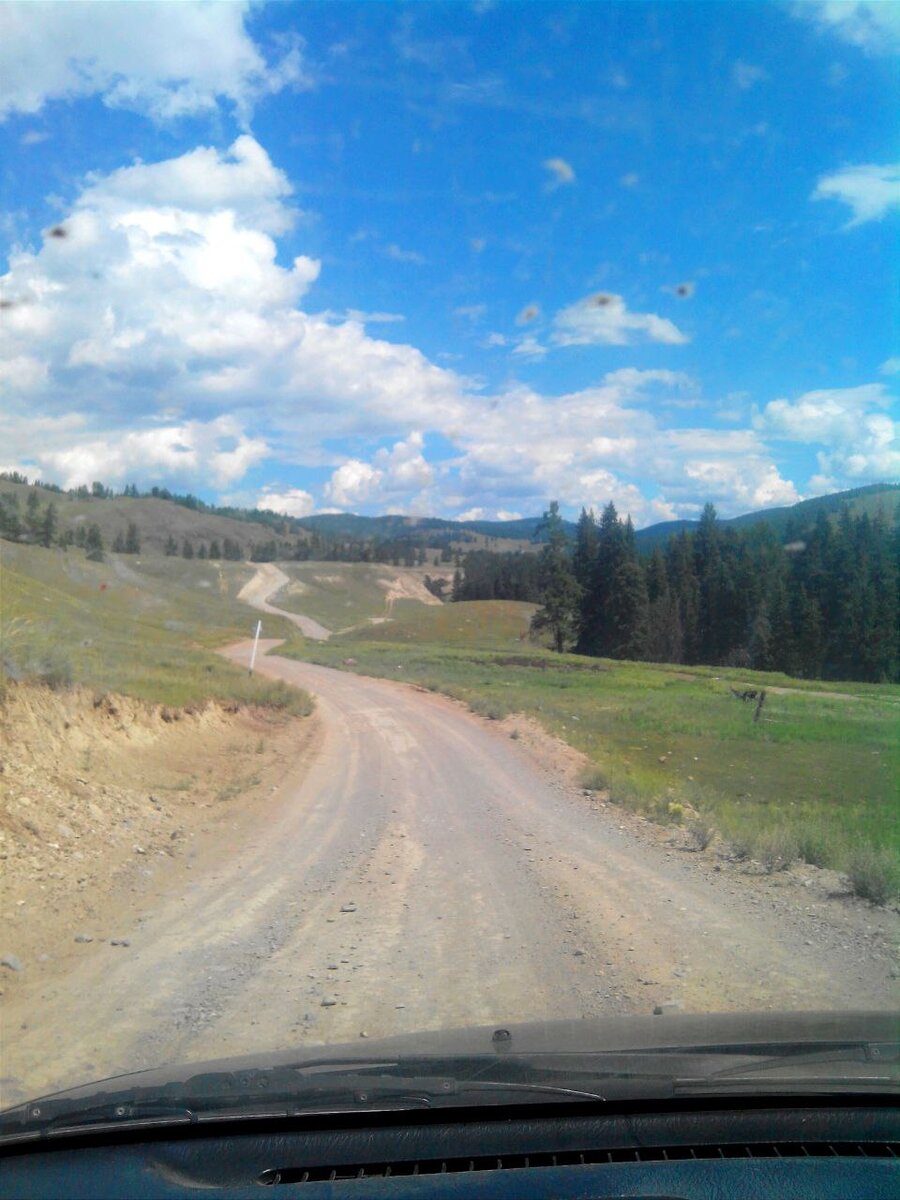 Фото сделано из машины где-то между Улаганом и Кату-Ярыком