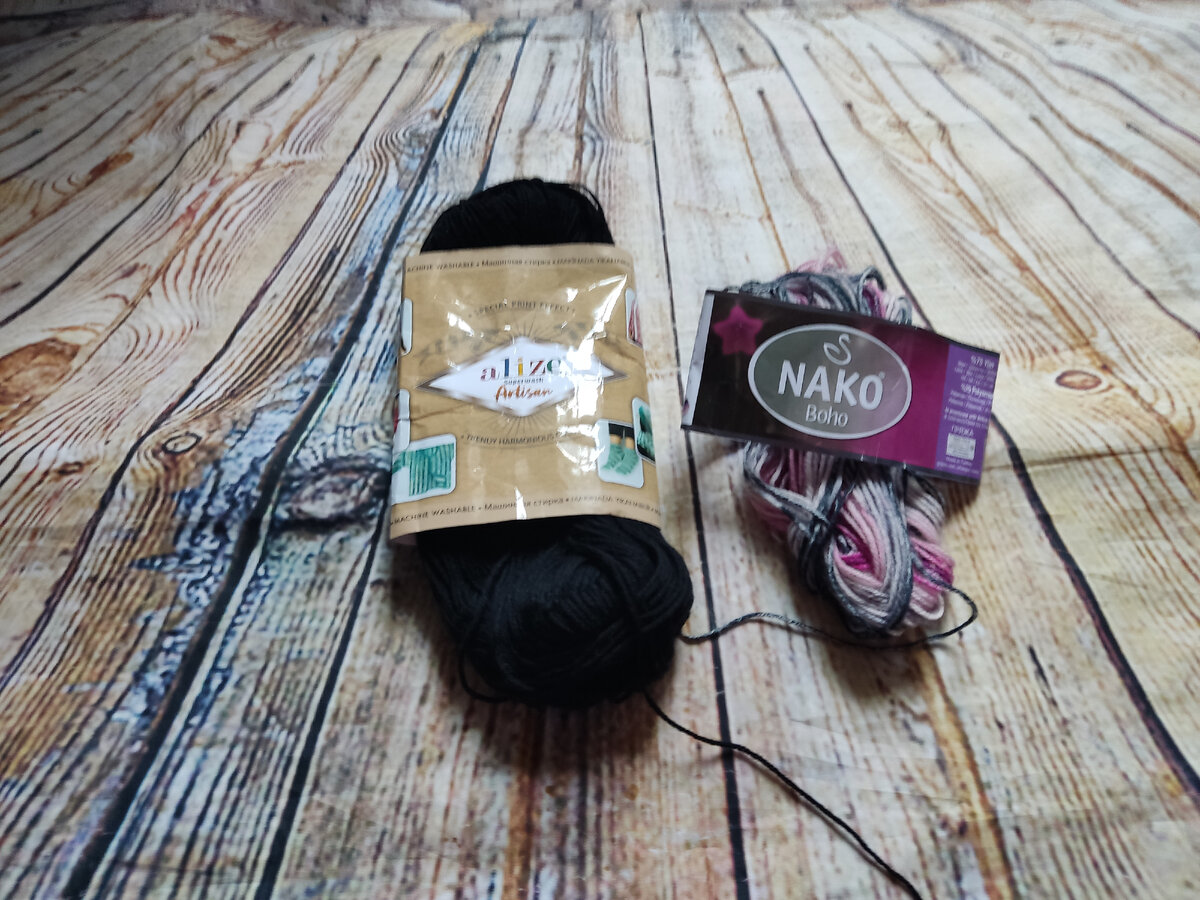 Спицы номер 2,я такую тоненькую пряжу, вяжу только на таких спицах, набрала по 15 петель, и методом "хеликс", продолжила вязать