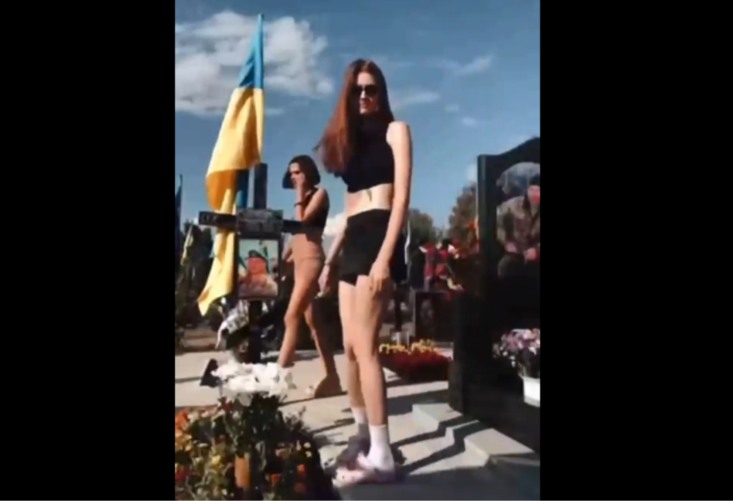    Две киевлянки станцевали тверк на могилах украинских солдат