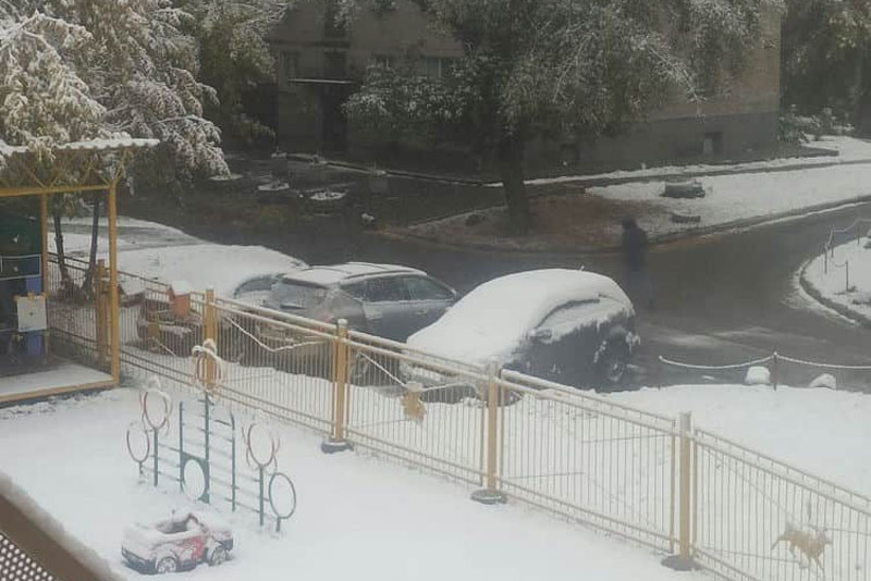 выпавшему снегу 2 дня. выпавшему снегу 2 дня. шаумянский перевал снегопад засыпало снегом. снег в норильске 2021. в горно алтайске снег выпал.