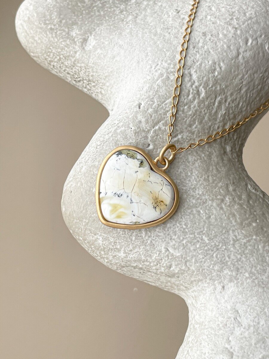 Подвеска с пейзажным янтарем в форме сердца 