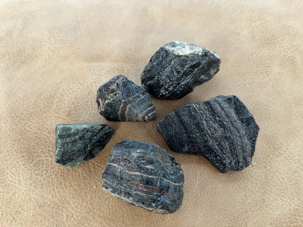 Полосчатые рудные кварциты - тоже часть щебня. 