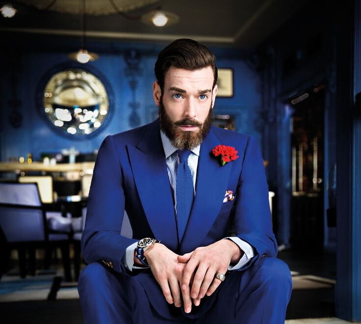 Разбавьте классический синий яркими акцентами вроде острых лацканов, бутоньерки и нагрудного платка