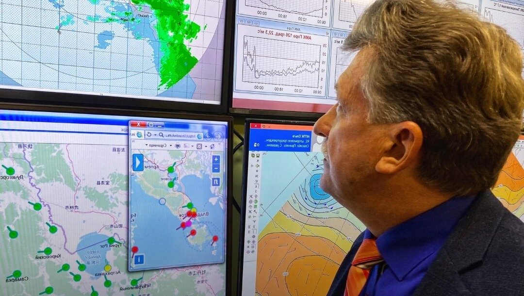     Легендарная для Приморского края, и, казалось бы, уже незаменимая личность вот-вот, действительно, может стать легендой. На фоне участившихся тайфунов главу «Примгидромета» как-будто бы оттесняют с «лавочки погодопредсказателей». Причём со всех сторон.