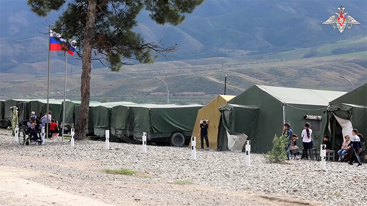 В ТО ВРЕМЯ КАК РУССКИЕ МИРОТВОРЦЫ ДЕЛАЮТ ВСЁ, ЧТОБЫ ПОМОЧЬ И ЗАЩИТИТЬ МЕСТНОЕ НАСЕЛЕНИЕ, ОНИ САМИ СТАНОВЯТСЯ ЖЕРТВАМИ ПРОВОКАЦИИ И ГИБНУТ. ФОТО: СКРИНШОТ ВИДЕО ТЕЛЕГРАМ-КАНАЛА "МИНОБОРОНЫ РОССИИ"