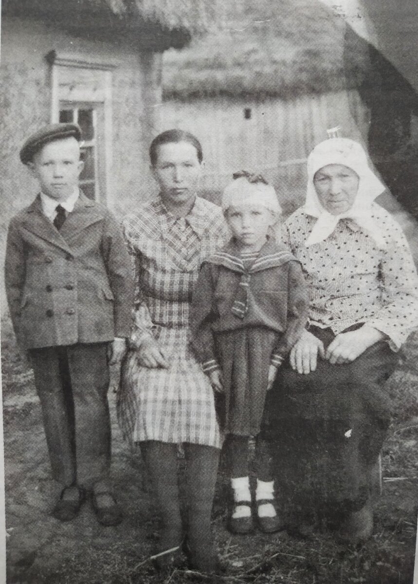 Моя прабабушка Куликова Мария Устиновна с сыном Александром, дочерью Галиной и своей мамой Прасковьей Степановной