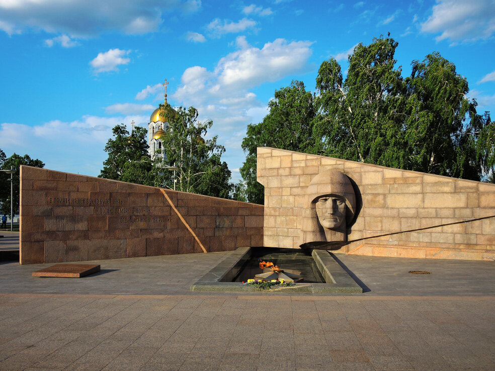 Мемориал площадь славы. Вечный огонь Самара площадь славы. Вечный огонь и монумент славы Самара. Мемориальный комплекс на площади славы Самара. Монумент вечный огонь Самара.