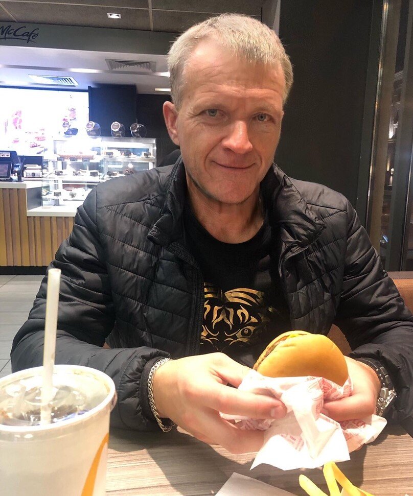 Фото автора канала. Даже фейсапп говорит мне, что в старости я буду стройняшкой)