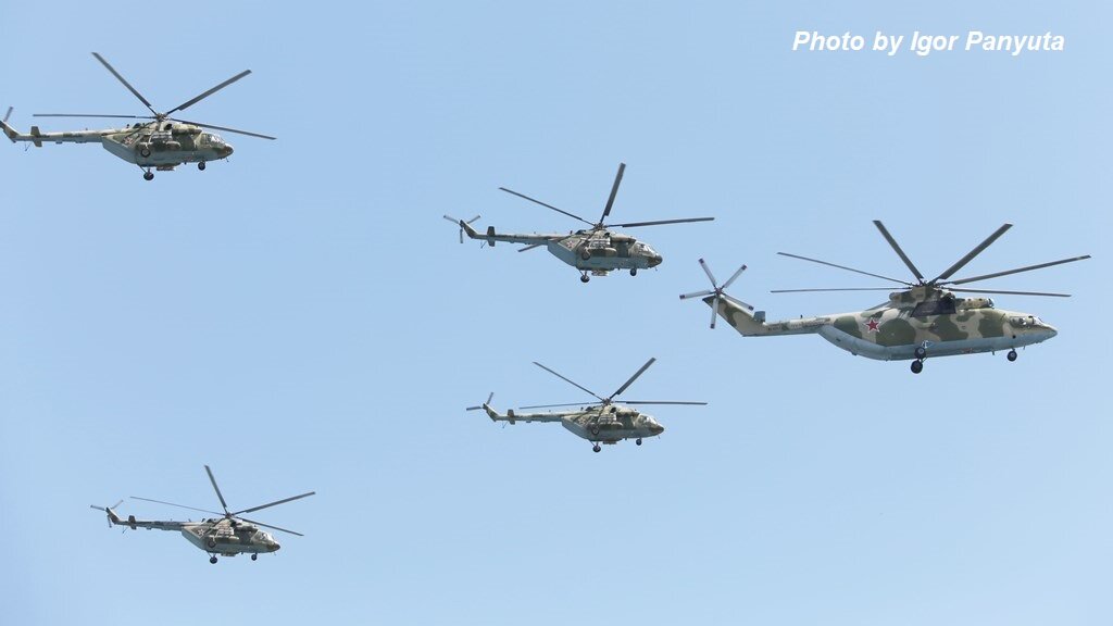 Военно-транспортный тяжелый вертолет Ми-26 и четыре многоцелевых Ми-8АМТШ над Красной площадью