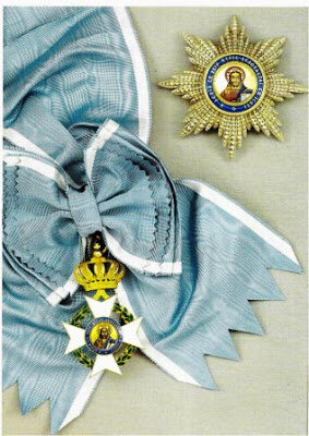 


 
При вступлении на престол короля Георга 1 произошли некоторые изменения в знаках ордена Спасителя. Согласно голосованию от 27 мая 1853 года 2-ой Национальной Греческой Ассамблеи и Королевского указа от 21-11-1869 года портрет Оттона на крестах был заменен на изначально предполагаемое изображение Спасителя, которое окружает надпись «Правая твоя рука Господи прославляет в силе». Кроме того, исчезло с оборотной стороны изображение льва, слово "баварский" и поменялась надпись на «Η ΕΝ ΑΡΓΕΙ Δ`ΕΘΝΙΚΗ ΤΩΝ ΕΛΛΗΝΩΝ ΣΥΝΕΛΕΥΣΙΣ ΑΩΚΘ» - «По работе 4-го Национального Греческого Собрания». Изменения претерпели и Звезды: заменили центральный медальон на новый с изображением Спасителя. Также определился размер Звезд трех высших степеней – он стал одинаков.
