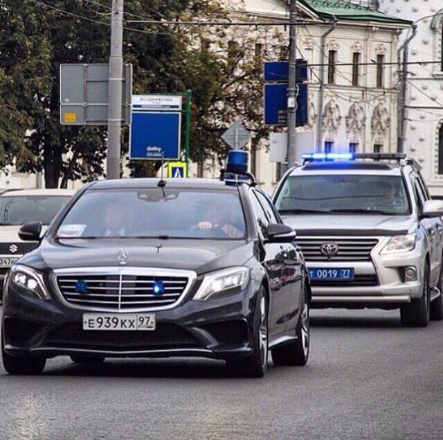 Лексус со значком Тойоты порадовал.