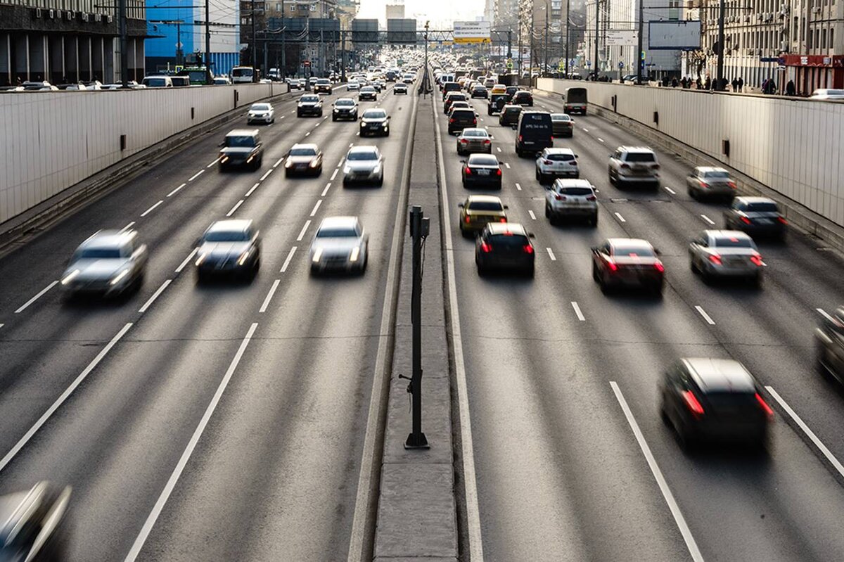 Движение на автомобиле в городе. Автомобильный транспорт. Поток машин. Движение на автомобиле в городе. Машина в движении.