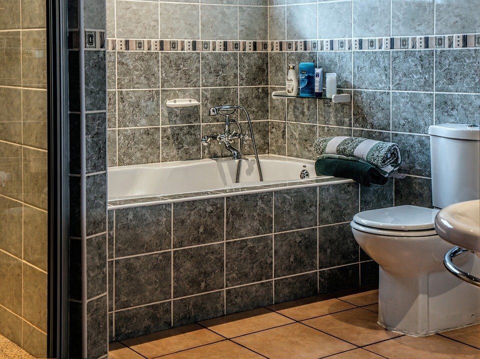 https://cdn.pixabay.com/photo/2014/10/16/08/41/bathroom-490781_960_720.jpg