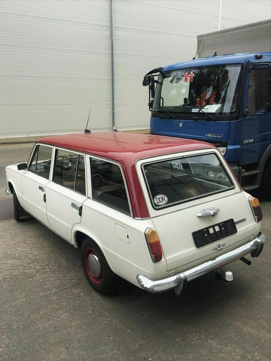 У ВАЗ-2102 интересное цветовое решение. Напишите в комментарии, что думаете об этом. 