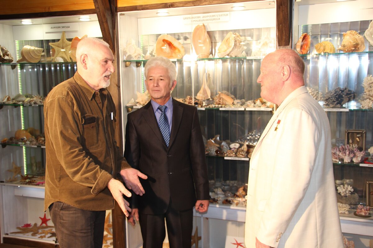 Интервью с лётчиком-испытателем, лётчиком--космонавтом, Героем Советского Союза Игорем Петровичем Волком. В  центре; коллекционер и смотритель Морского музея в санатории "Янган-Тау" . Фото Виталия Борисова.