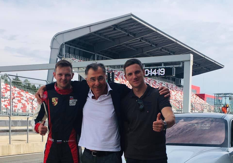 С будущими покупателями Порше Тайкан. Оказалось, что электрическая реальность не так уж и далеко.