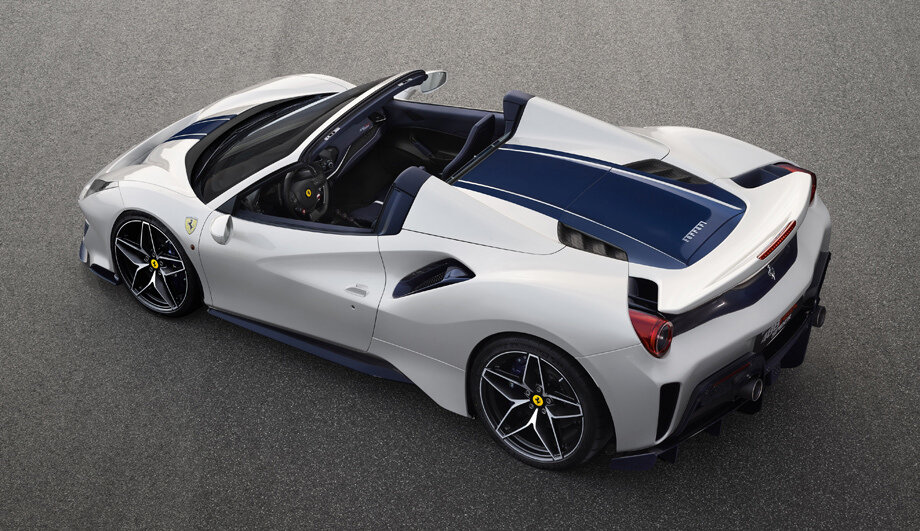 Вариант Pista аэродинамически совершеннее базового открытого автомобиля. Это подчёркнуто и визуально: центральная контрастная полоса, расширяющаяся к спойлеру, словно повторяет поток воздуха.