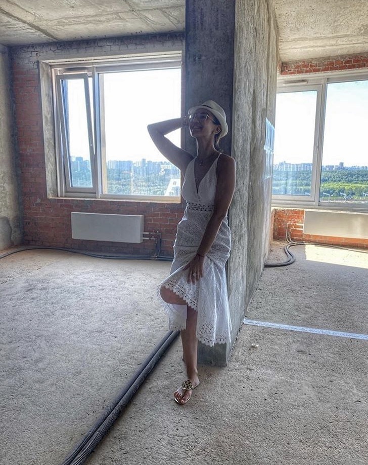 В своей новой квартире, пока ещё без ремонта