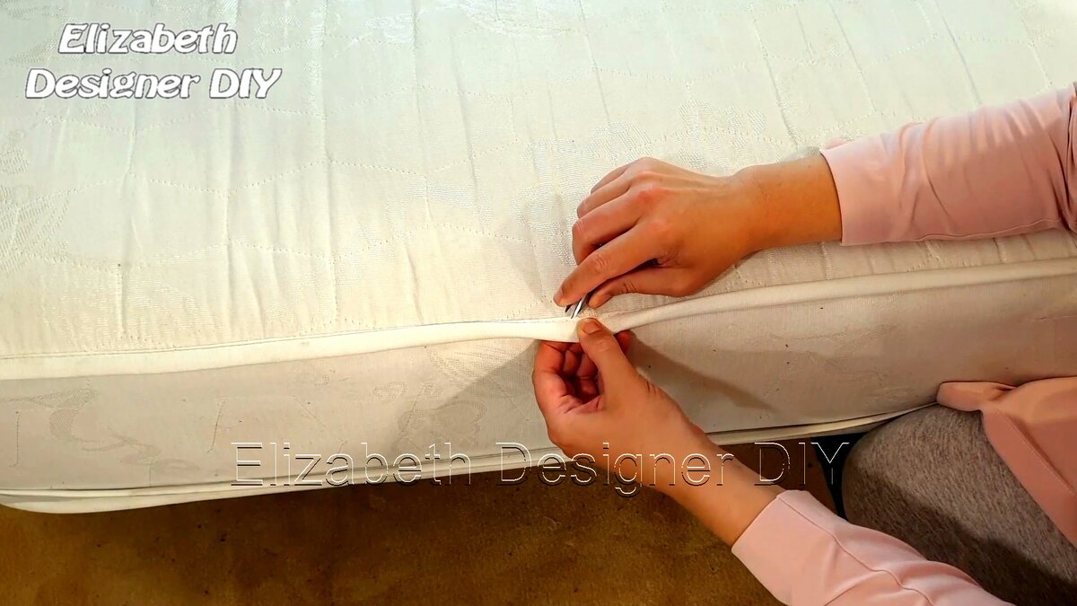 Всё началось с маленького надреза. Чик ниточку на окантовке.