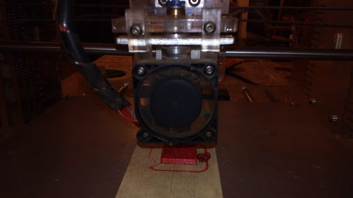 Первый кубик! Ура ура! Он печатает!