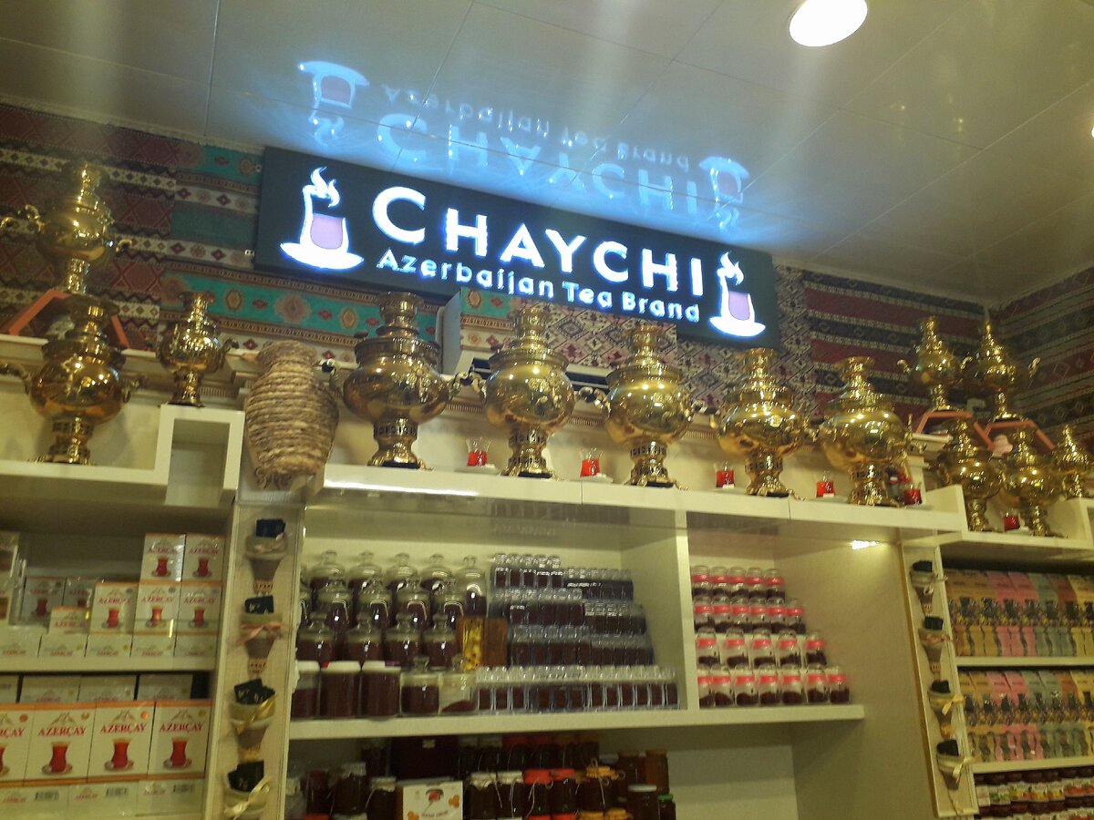 В этом магазине на Яшил базаре продают не только чай, но и лучшую халву из тех, что дегустировала в Баку. Но я ее не купила, т.к.мне не сделали желаемую скидку. Сейчас пониманию, что при торге в крайности тоже не стоит впадать. 