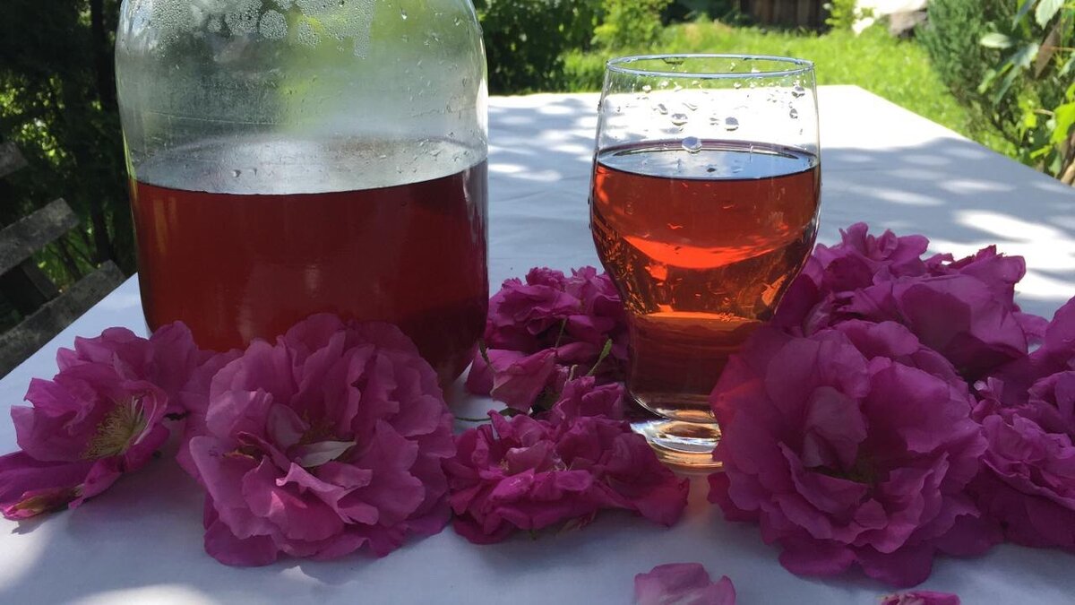 Розовая вода из лепестков розы дикой 