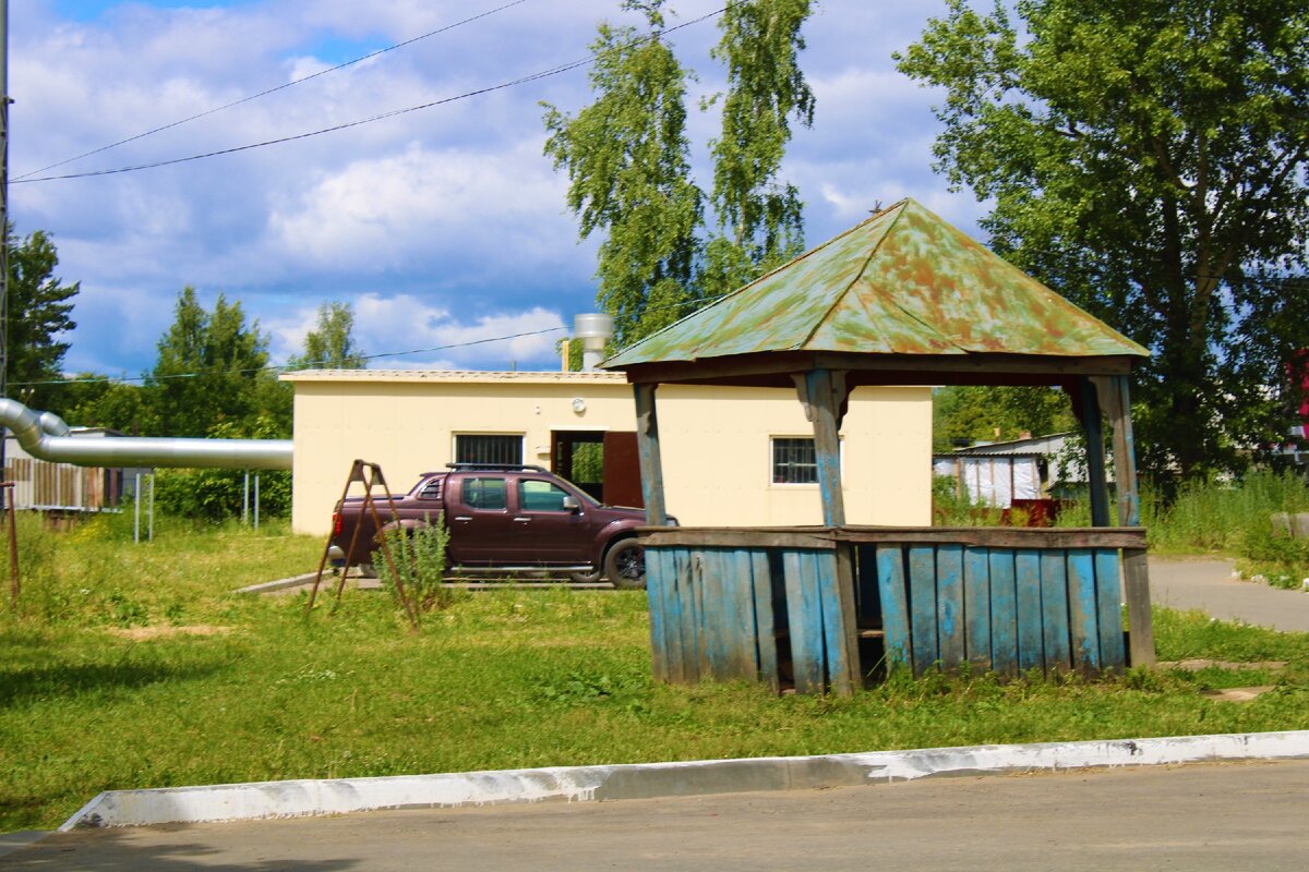 Ишлеи, село в 19 км. от столицы Чувашии – Чебоксар, показываю как здесь живут люди. Борщевик у дорог, много зданий на…