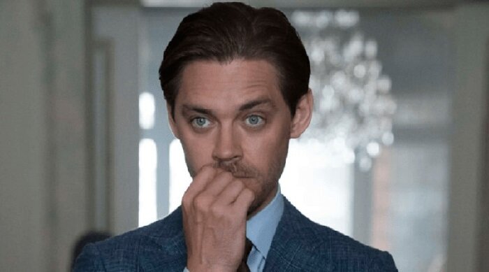 Том Пэйн в роли Малькольма Брайта, кадр из сериала