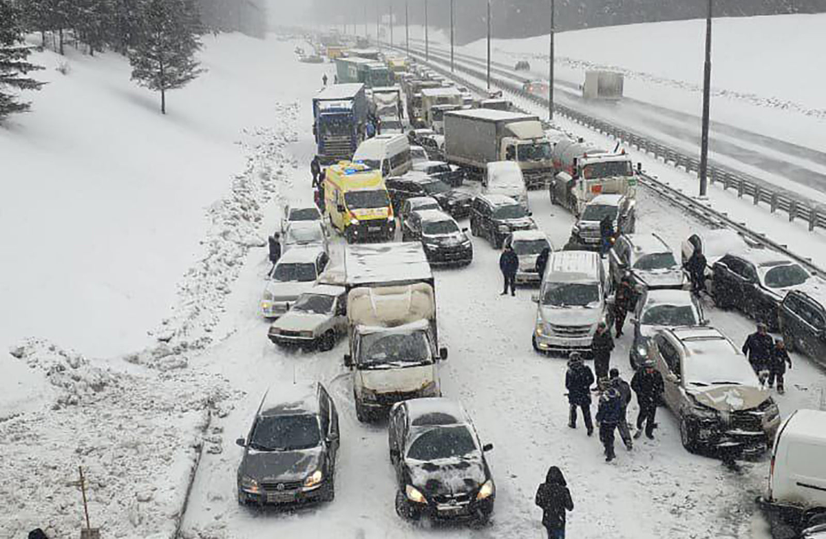Те ситуации на дорогах в. Массовая авария на Симферопольском шоссе. Дорожная обстановка. Крупные автомобильные катастрофы. Массовая авария зимой на трассе.