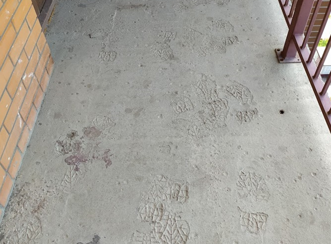 Следы на общем балконе. Наверно остались с последней стадии строительства