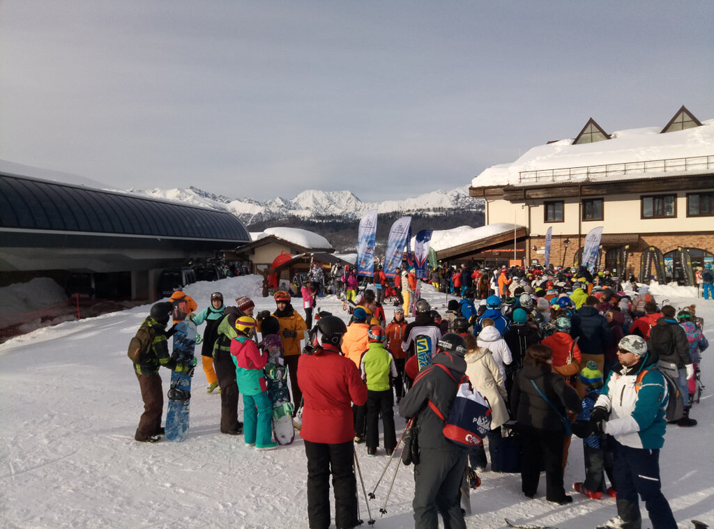 Очередь к подъемнику в пик сезона может быть довольно длинной. 
