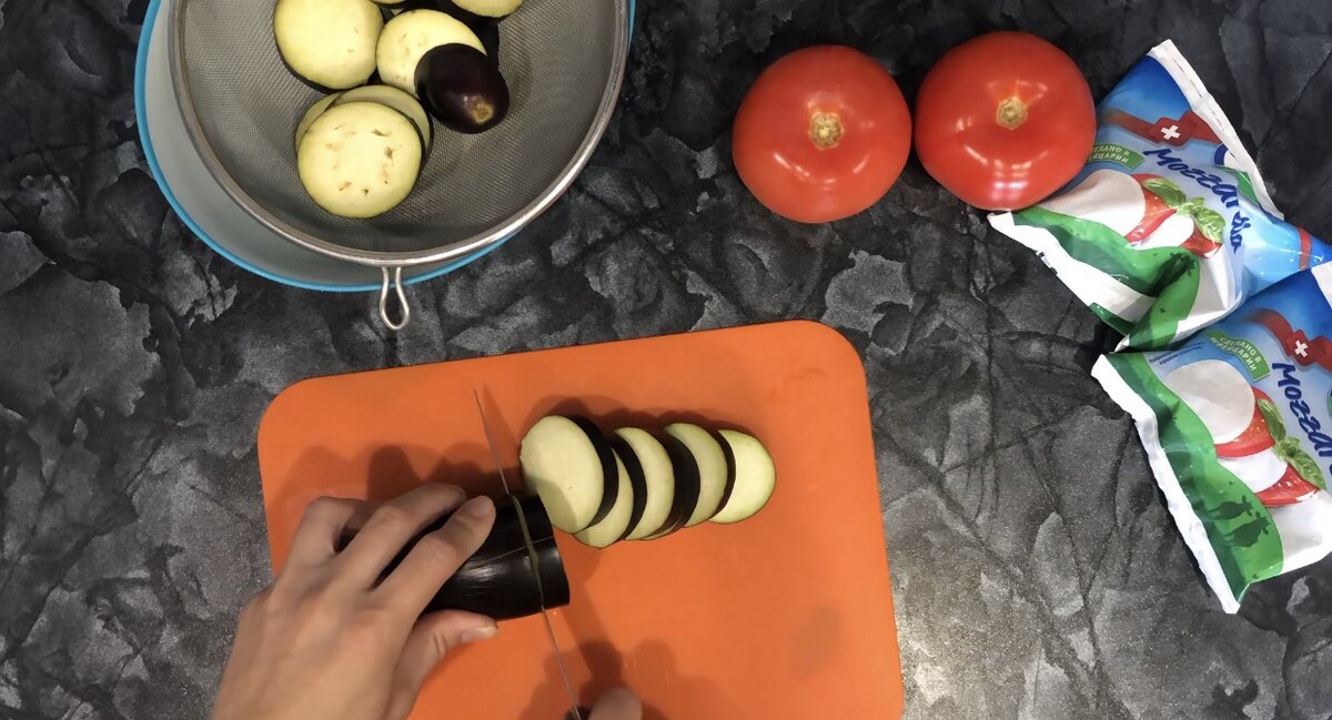 1. Баклажаны нарезаем на кружочки (прим. 2 см толщиной), хорошенечко солим(чтобы убрать гореч) и оставляем на 15 мин.