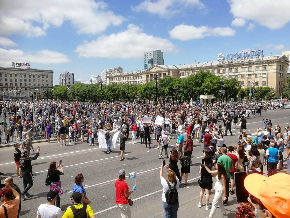 Начиная с утра все люди повалили на улицы к площади на митинг против ареста  губернатора Хабаровского края Сергея Фургала.