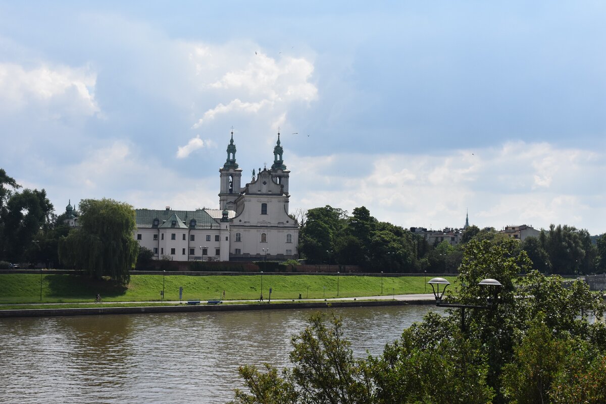 Первая остановка на мосту через Вислу к району Казимеж. Костел на Скалке. Или Церковь Святого Михаила Архангела и Святого Станислава. Католическая церковь в Кракове.