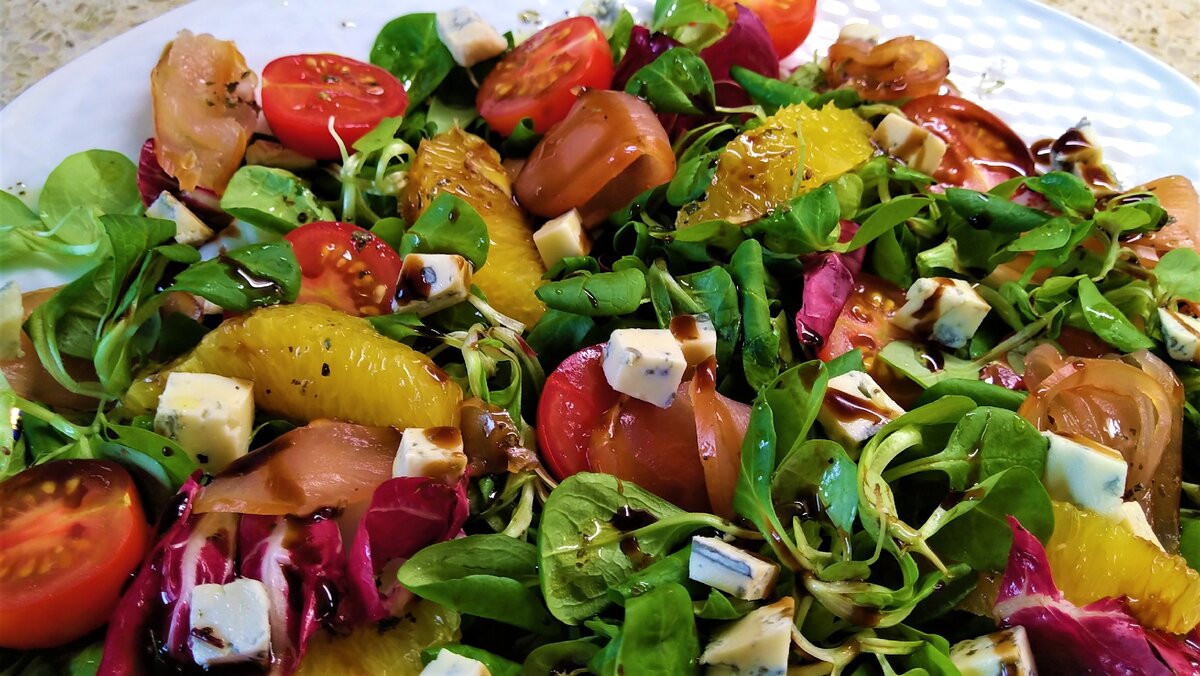 пармезан карпаччо каперсы. карпаччо из печеного перца. лёгкий салат с карпаччо. салат с карпаччо. салат с рукколой помидорами и карпаччо.