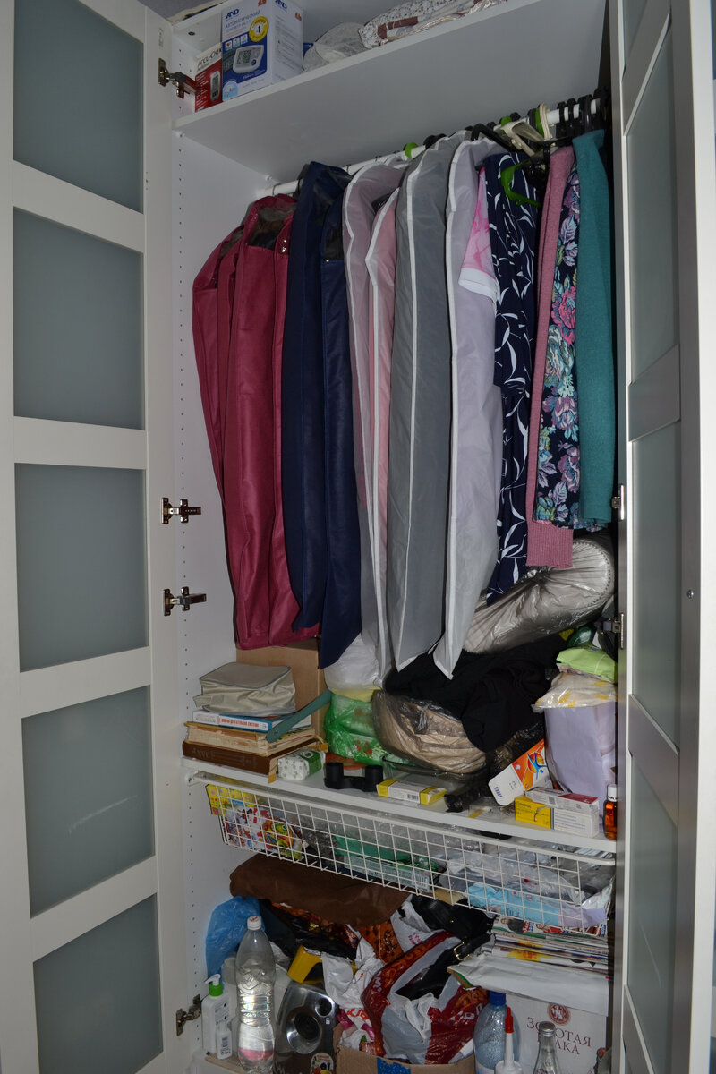 Кучи вещей, вещи везде, а вокруг реклама, предлагающая все новые и новые вещи: красивые, разные, необычные. Все хотят, чтобы мы покупали, чтобы старое ломалось, и мы покупали новое. Новое – это хорошо, это лучше чем старое, это красиво и престижно, это повышает твой статус и делает тебя счастливым. Да, когда смотришь на красивую картинку, кажется, что тебе тоже это надо, на картинке ты видишь себя, ты уже ощущаешь радость от обладания этой вещью. Но вот момент покупки пройден, вещь дома, а что дальше? Радость осталась? Или ее уже больше нет, потому что нужно думать, куда эту вещь положить? Можно засунуть в шкаф – и так сойдет, зато глаза не мозолит. И так постепенно накапливается целый шкаф, или полка, или уже на открытых поверхностях находится множество вещей, которые не приносят радость. Они наоборот, вызывают раздражение: на них скапливается пыль, глядя на них появляется досада от того, что купил ненужное. Многие советуют, не покупать лишнего. Но это очень сложно, т.к. вокруг постоянный соблазн. И даже если нет денег, то ты копишь на эту вещь, на мечту. А в итоге – захламленная маленькая квартира. Не буду говорить о том, как не покупать что-то новое, это у всех происходит по-разному. Поговорим о том, как все разместить и систематизировать.
Начну со шкафа с одеждой. С обычного трехстворчатого шкафа. Хорошо, если в нем размещаются вещи одного человека. А что делать, если один шкаф на двоих или троих?
