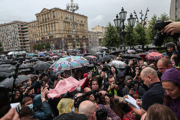 Протестующие под дождём.