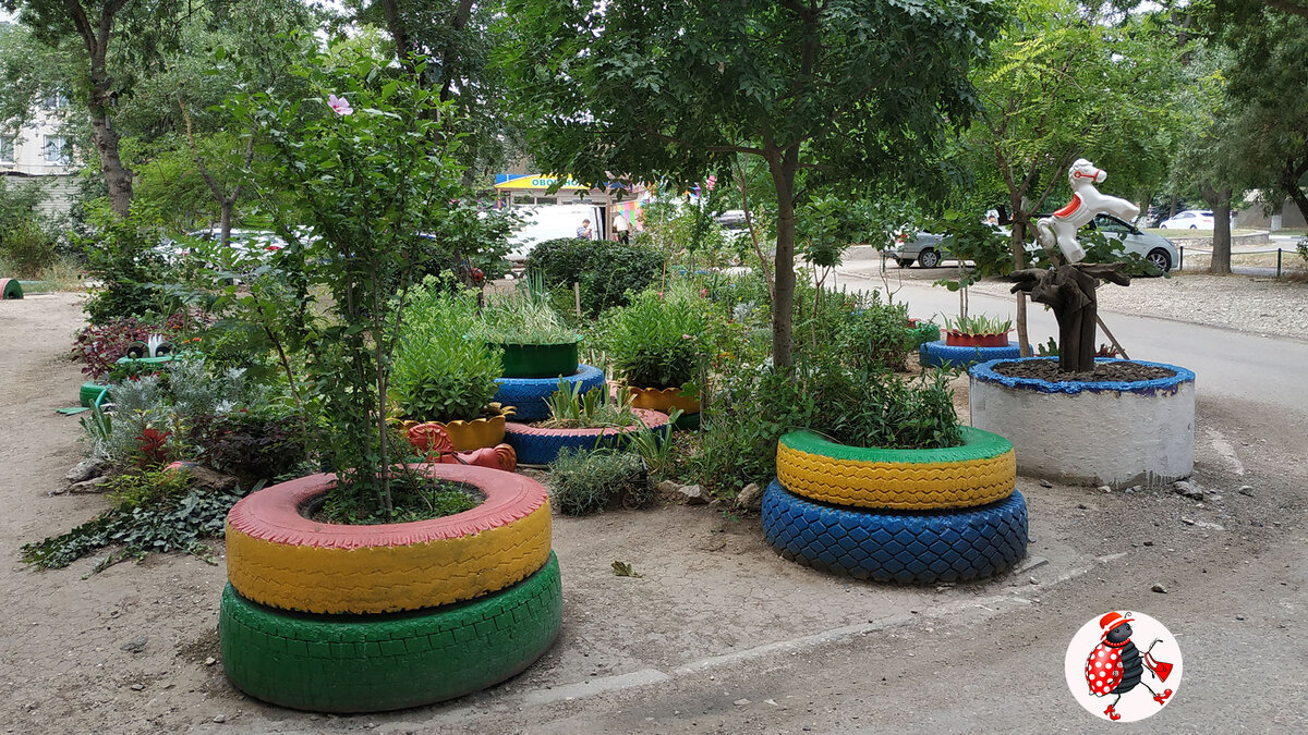 По периметру клумба "огорожена" большими покрышками   --->>>