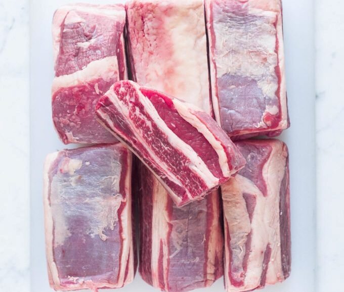 Идеальные говяжьи ребрышки для медленного томления.